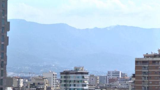 Tymi pushton horizontin e Tiranës, vatrat e zjarrit në kurorën e gjelbër mbeten aktive (VIDEO)