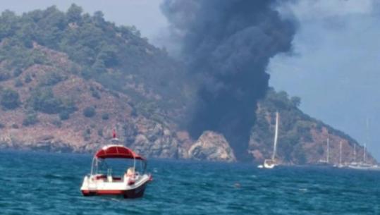 Anija turistike me mbi 100 pasagjerë në bord përfshihet nga flakët në brigjet e Turqisë, turistët hidhen në det për të shpëtuar