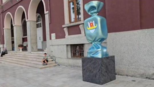 ‘Karamele’ në mes të bulevardit kryesor në Durrës, instalacioni i veçantë para godinës së bashkisë