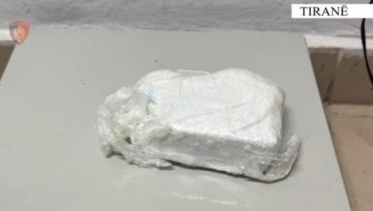 Po i jepte çantën me kokainë, arrestohet 19-vjeçari dhe klienti i tij! Sekuestrohen 252 gramë drogë, 1 ‘BMW’ dhe 3 celularë