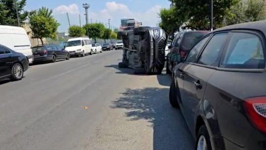 Po nxitonte të çonte vajzën drejt spitalit të Durrësit, shoferi humb kontrollin e makinës dhe përmbyset në mes të rrugës