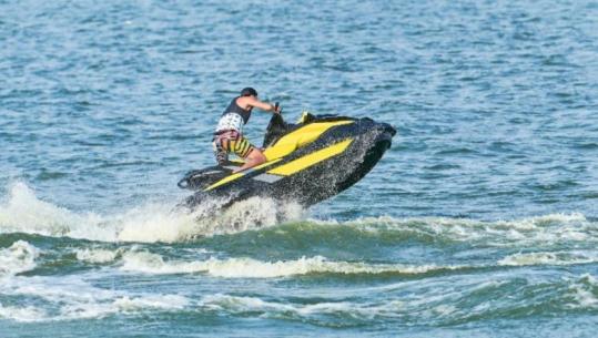 Vera e “adrenalinës”, policia 278 gjoba për shkelje në det! Drejtuesit e ‘jet ski’-ve afër pushuesve ndëshkohen me 100-500 mijë lekë