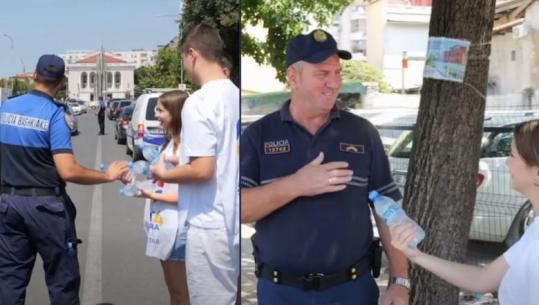 Shkodër/ Të rinjtë shpërndajnë shishe me ujë për policët: Faleminderit që mbroni qytetin! Mesazh banorëve: Përdorni më pak makinat dhe më shumë biçikletat (VIDEO)