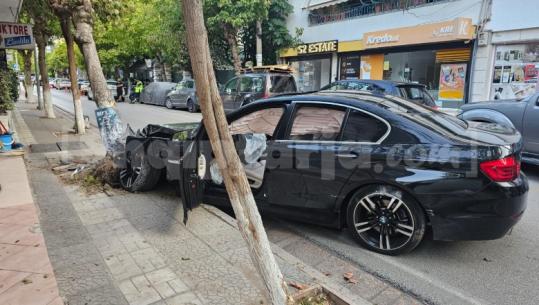 FOTOLAJM/ Aksident në Sarandë, makina përplaset me pemët