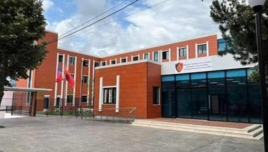 Rrahu kunatën, nipi e kërcënon me armë! Arrestohet xhaxhai, në kërkim 19-vjeçari, 3 nën hetim