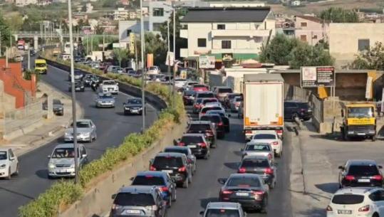 Trafik i rënduar në Durrës, automjetet krijojnë radhë të gjata