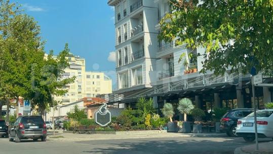 Atentat i dështuar në Elbasan/ Tentoi të vriste një qytetar në një lokal por i ngeci arma, shpallet në kërkim 