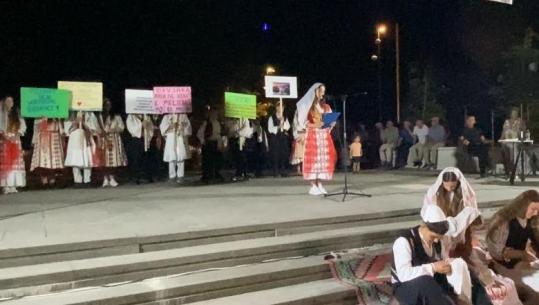 ‘Territorialja’/ Banorët e Divjakës vijojnë të kundërshtojnë bashkimin me Lushnjën! Organizojnë edhe një koncert me kënge e valle të zonës