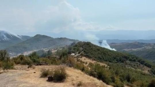 Dy vatra zjarri mbeten aktive në Mirditë, zjarrfikësit vijojnë betejën me flakët