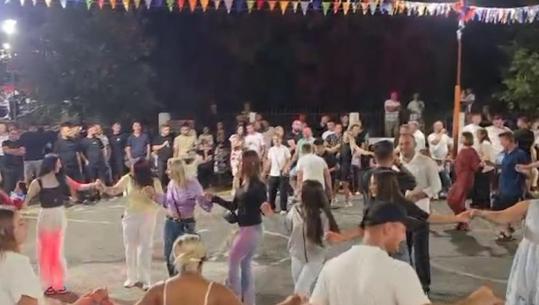 Bijtë e Kryeziut rikthehen në festën e fshatit të Gjeçovit, kryebashkiaku Curri: Të mos lejojmë shkrirjen e bashkisë!