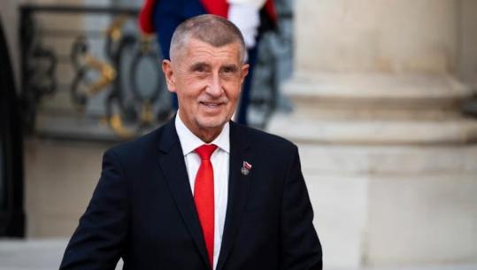 Këputi lule teksa shëtiste në zonën e mbrojtur, kryeministi çek kërkon falje! Babiš: Do të paguaj edhe gjobën nëse duhet