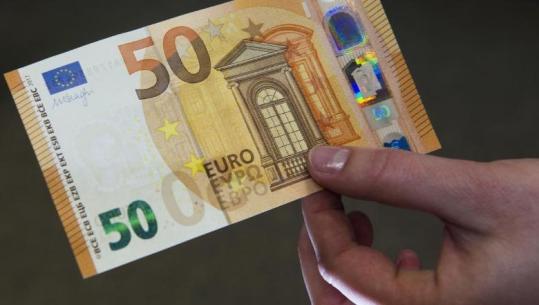 U ndalua për shkelje trafiku në Gjakovë, 36 vjeçari nga Tirana tenton të korruptojë policët me 50 euro, arrestohet në vend (EMRI)
