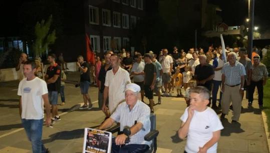 ‘Territorialja’/ Banorët e Divjakës për të 19-ën ditë në protestë, kundërshtojnë bashkimin me Lushnjën: Socialistët e ndershëm ndihen shumë të fyer me këtë propozim!