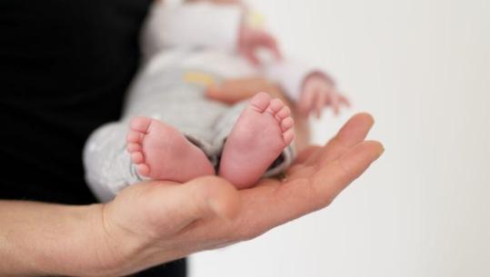 Kostot e larta ‘zhvendosin’ dhe lindjet nga Tirana, rënie me 5.5% në 6-mujorin e parë! Rritje në qarqe