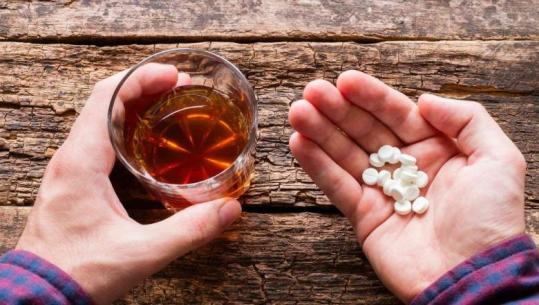 Nga antibiotikët te qetësuesit, këto janë ilaçet që mund të bëhen të rrezikshme kur kombinohen me alkool