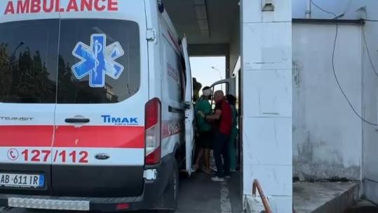 Incidenti me përplasjen e 2 varkave në liqenin e Komanit, momenti kur 5 turistët e plagosur mbërrijnë në Spitalin e Shkodrës (VIDEO)