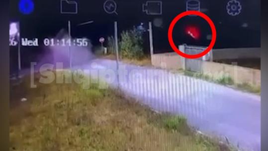 Humbën jetën çifti i sapomartuar dhe një i mitur, Report Tv siguron pamjet nga momenti i aksidentit tragjik në Durrës! Makina me shpejtësi përplaset me bordurën (VIDEO)
