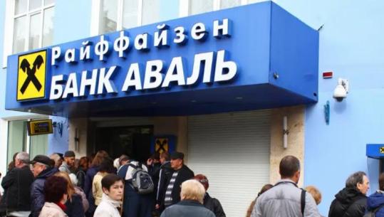 Rusët tërheqin miliarda nga llogaritë e tyre bankare