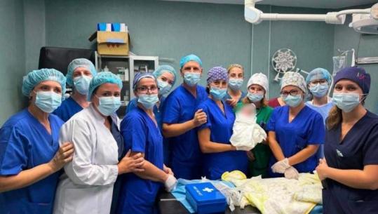 Nuk arriti të shkonte në maternitet, nëna sjell në jetë foshnjën te Spitali i Traumës! Gëzojnë shëndet të plotë