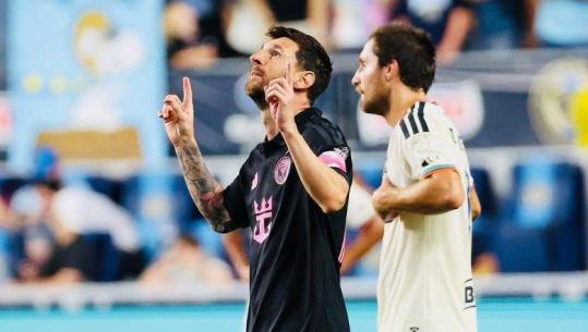 VIDEO/ Me duart drejt qiellit për të atin e ndjerë, Lionel Messi rikthehet në fushë dhe shënon pas tragjedisë familjare