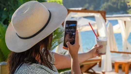 Po niseni për pushime? Autoriteti për Sigurinë Kibernetike jep 7 këshilla për të mbrojtur telefonin dhe llogaritë tuaja nga mashtruesit