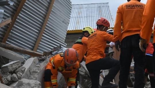 Tërmeti me magnitudë 7.7 e groposi nën rrënojat e shtëpisë, gjendet e gjallë 84-vjeçarja në Indonezi