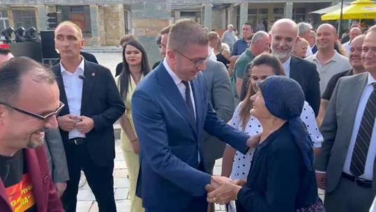 Skandal/ Kryeministri i Maqedonisë së Veriut në Pustec, në hapjen e festivalit nuk ekzekutohet himni shqiptar: Kryebashkiaku Kolefski kërkon ndjesë: Edhe Mickoski i shqetësua!