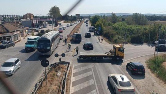 Aksident i rëndë në autostradën Lushnjë-Fier, furgoni përplaset me ‘Volkswagen-in’! Raportohet për disa të lënduar, 2 prej tyre transportohen drejt spitalit