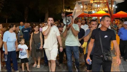 ‘Territorialja’/ Banorët e Divjakës 22 ditë në protestë, kundërshtojnë bashkimin me Lushnjën: Arbjan Mazniku të shpallet non grata! (VIDEO)