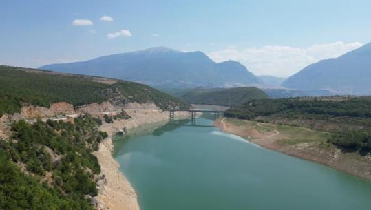 Bie me 18.5 metra niveli i ujit në liqenin e Fierzës, shkak thatësira dhe temperaturat