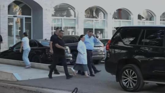 Ministri Nufi viziton te ‘Trauma’ ushtarin e plagosur gjatë operacionit për shuarjen e flakëve në Mirditë, Report Tv siguron pamjet (VIDEO)