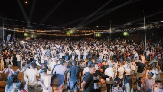 Librazhd/ Kur yjet ndriçojnë festën, një natë ndryshe në Fushë-Studën! Artistë të njohur i bashkohen aktivitetit nën qiellin e hapur (FOTOT)