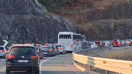 Fundi i gushtit sjell fluks nga Kosova drejt Shqipërisë, trafik në Rrugën e Kombit