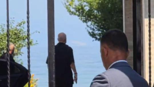 Takimi me drejtuesit e qarqeve, Rama mbërrin në vilën qeveritare në Pogradec