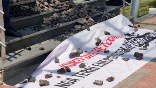 AAK zbarkon me thasë qymyri para Qeverisë së Kosovës, mesazhi për Kurtin: Po e çon vendin nga terri energjetik në terrin politik!
