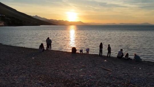 Shkodra tërheqëse për të huajt që vizitojnë Shqipërinë! Turistët provojnë edhe biçikletat e ujit: Do të rikthehemi