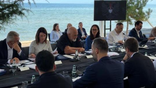 Dita e dytë e takimeve, Rama mbledh ministrat në Pogradec! ‘Flamingo’ e ‘Radar’, platformat për të ‘folur’ me qytetarët