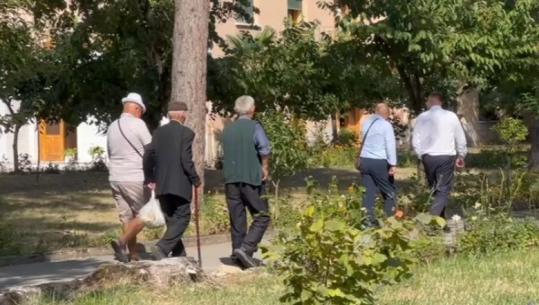 Grupi i të moshuarve presin Ramën jashtë takimit në Pogradec, truprojat i shoqërojnë për një takim kokë më kokë me kryeministrin