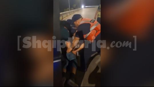 Vrau me sqepar nënën dhe plagosi të atin në Lushnjë, 45-vjeçari ‘kyç’ gojën para policisë! Pamjet nga momenti i arrestimit