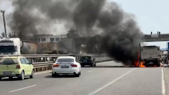 Përfshihet nga flakët një kamion pranë Laçit, tym i zi mbulon zonën! Rëndohet trafiku