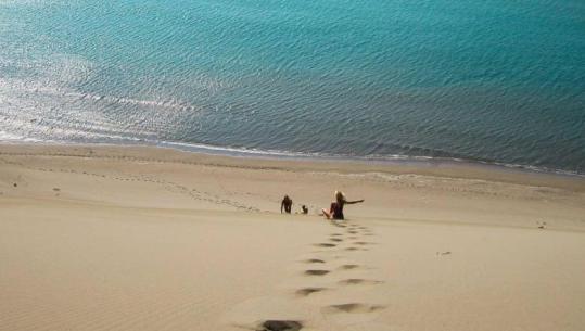 'Rana e Hedhun' në Shëngjin 'magnet' për të huajt, turistët: Vijmë çdo vit, na pëlqen mikëpritja e banorëve!
