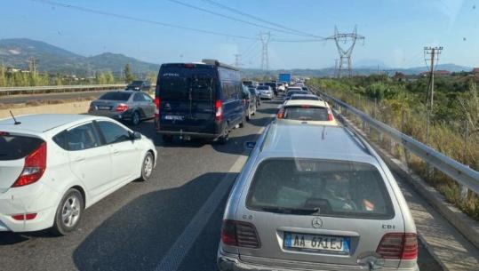 Bizneset e Juglindjes preken nga trafiku në autostradën e Elbasanit, bien turistët nga Tirana