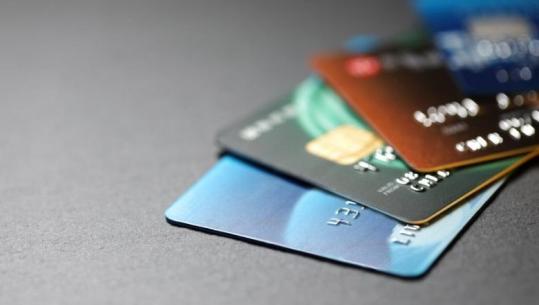 Kartat e debitit mbajnë “fronin” e pagesave, BSH: 1.49 milionë në qarkullim, kundrejt 120 mijë të kreditit