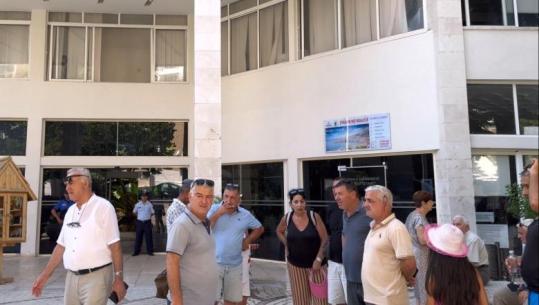 Sarandë/ Protestë kundër terminalit të ri të autobusëve, qytetarët: Më shumë kosto dhe vështirësi, urbani i rrallë! Lidhja me Delvinën si Tirana me Kamzën