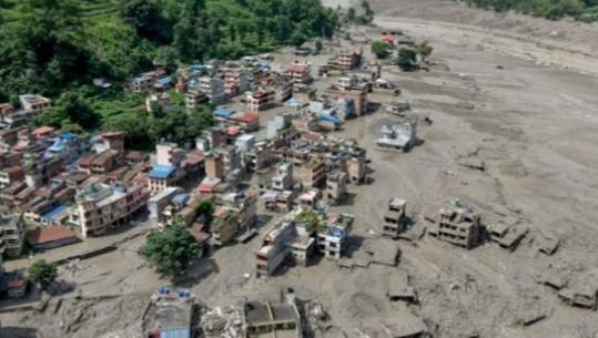 Rrëshqitje masive të dheut mes Nepalit dhe Tibetit! Të paktën 95 të vdekur dhe qindra të zhdukur, mes tyre 466 turistë të huaj! Shkak dyshohet shembja e një akullnaje (VIDEO)