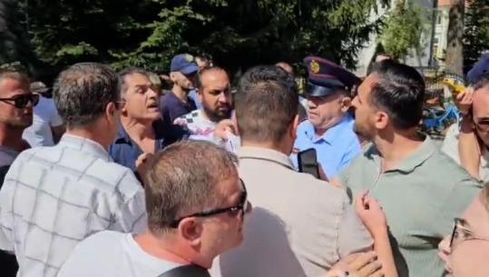 ‘Territorialja’/ Sulmohen gazetarët gjatë protestës në Maliq, mes tyre edhe korrespondenti i Report Tv! Aktivisti i Lapajt i pengon gjatë detyrës: Shporruni, i shërbeni sistemit