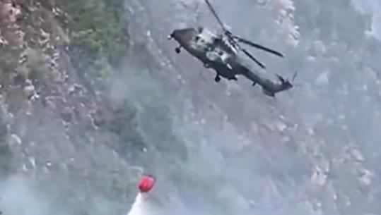 Helikopteri i Forcës Ajrore në aksion për shuarjen e zjarrit në Vajkal, vijon operacioni nga ajri