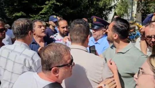 Sulmoi gazetarët gjatë protestës për ‘Territorialen’ në Maliq, nisin hetimet për aktivistin e Lapajt