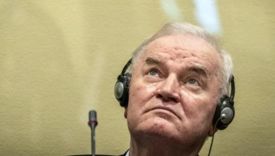Vdekja e Ratko Mlladiçit ndan Serbinë në dysh! Disa e vajtojnë, të tjerë festojnë në rrjete sociale: Duhej të kishte vuajtur më shumë!