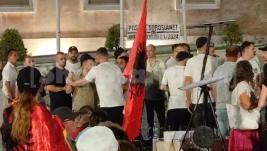 Sherr në tubimin para Kryeministrisë, Sali Lushaj përplaset fizikisht me disa protestues të tjerë